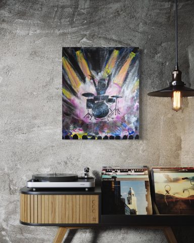 Pop-Art-Gemälde an grauer Wand über einem Plattenspieler und einer Schallplattensammlung.