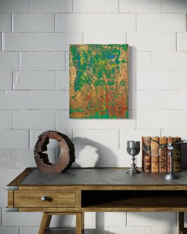 Buntes, abstraktes Kunstwerk an einer hellen Wand über einem Schreibtisch mit Dekoration.