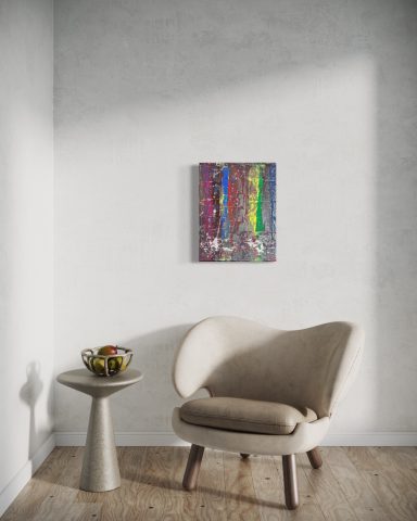 Beige Sessel neben runder, grauer Tisch mit Obstschale und buntem Kunstwerk an der Wand.