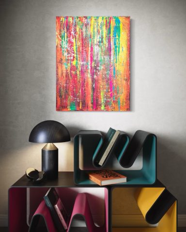 Buntes abstraktes Kunstwerk an einer grauen Wand, mit stilvollen Möbeln darunter.