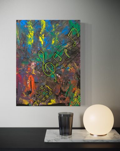 Eine bunte abstrakte Malerei mit Notenmotiven und einer Tischlampe neben einem Glas.