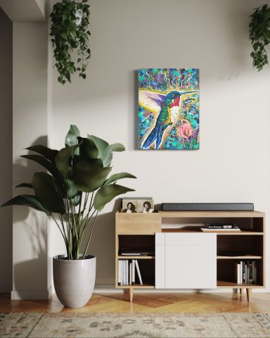 Bunte Wandkunst eines Kolibris über einer modernen Möbelanordnung mit Pflanzen.
