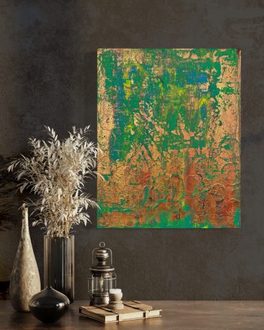 Abstrakte Kunst mit grünen, goldenen und blauen Tönen vor einer dunklen Wand.