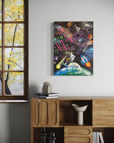 Bunter Wandkunst mit Weltraummotiven, Planeten und Sternen, neben einem Fenster.
