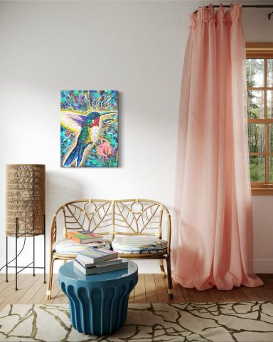 Ein helles Zimmer mit einem geflochtenen Sofa, einem bunten Gemälde und rosa Vorhängen.