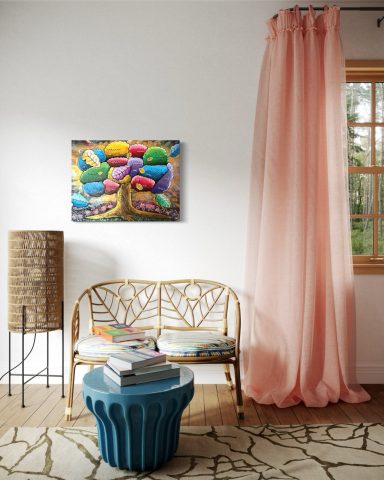 Ein Wohnzimmer mit einem Rattansofa, einem bunten Gemälde und einem langen, blushfarbenen Vorhang.