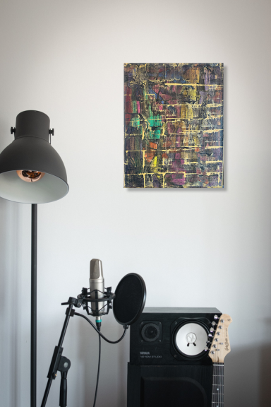 Stehlampe, Mikrofon, Lautsprecher und ein buntes Kunstwerk an der Wand.