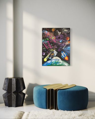 Farbenfrohes Wandbild mit Weltraumthema, Planeten und Raumschiffen in einem modernen Raum.
