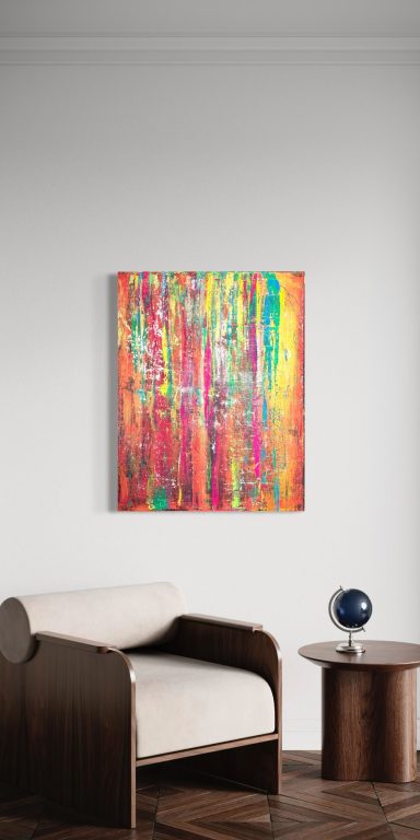 Buntes abstraktes Kunstwerk an der Wand über einem modernen Möbelstück.