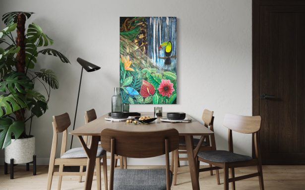 Buntes Gemälde mit Blumen und einer Waldszene, hängend über einem Holztisch.