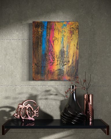 Abstrakte Wandkunst mit kräftigen Farben, Vasen und einer dekorativen Skulptur auf einem Tisch.