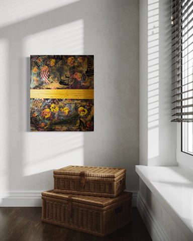 Buntes Wandbild mit Blumenmotiven vor einem Fenster und Korbkisten.