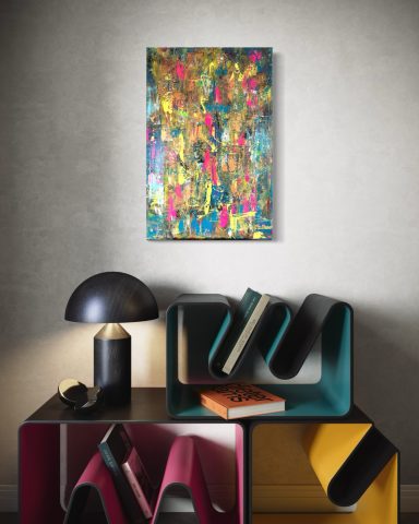 Buntes Kunstwerk an der Wand über einem modernen Möbelstück mit Lampe und Büchern.