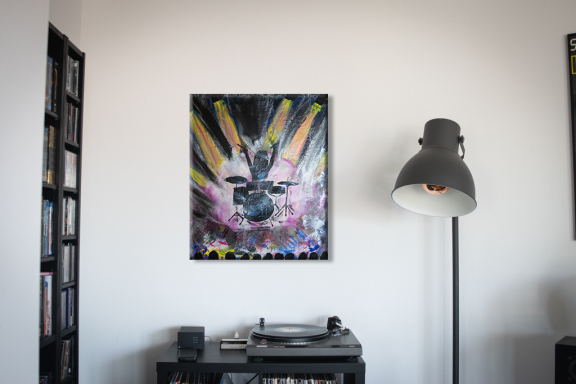 Moderne Wohnzimmereinrichtung mit Schallplattenspieler und buntem Gemälde an der Wand.