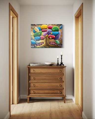Bunter Wandkunst über einer Holzkommode im Flur mit zwei offenen Türöffnungen.