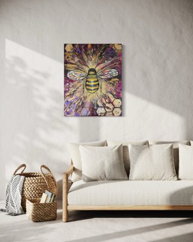 Bunte Bienenillustration an einer Wand über einer hellen Couch mit Kissen.