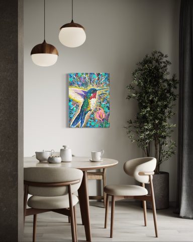 Moderner Essbereich mit einem bunten Gemälde, Pflanzen und eleganten Möbeln.