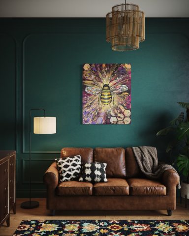 Gemütliches Wohnzimmer mit braunem Sofa, buntem Teppich und großer Wandkunst.