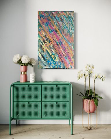 Grüner Schrank mit dekorativen Vasen und einem bunten Kunstwerk an der Wand.