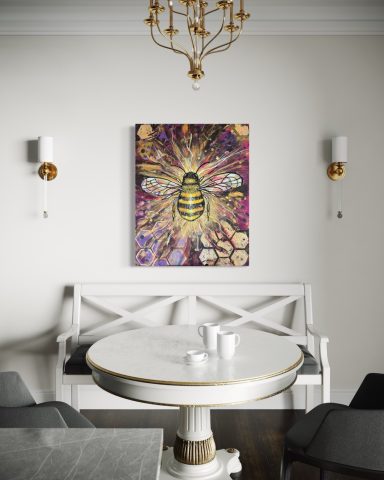 Ein bienenförmiges Kunstwerk an einer weißen Wand über einem runden Tisch.