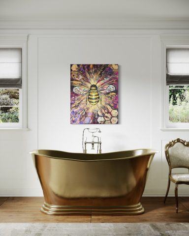 Ein elegantes, goldenes Badewanne in einem hellen Raum mit buntem Kunstwerk an der Wand.
