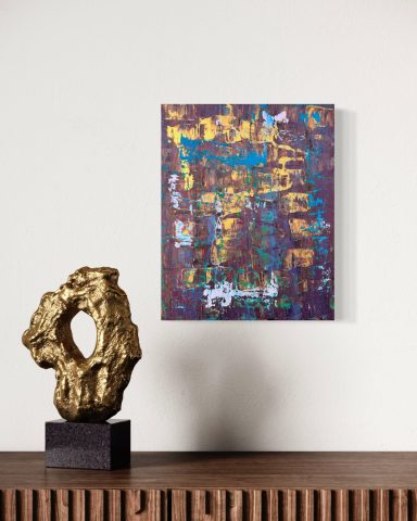 Abstrakte Malerei an der Wand über einer stilvollen Skulptur auf einem Holzständer.