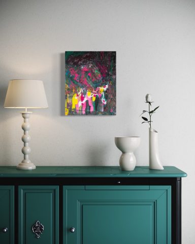 Bunte abstrakte Wandkunst über einer teal-farbenen Kommode mit modernen Dekorationen.