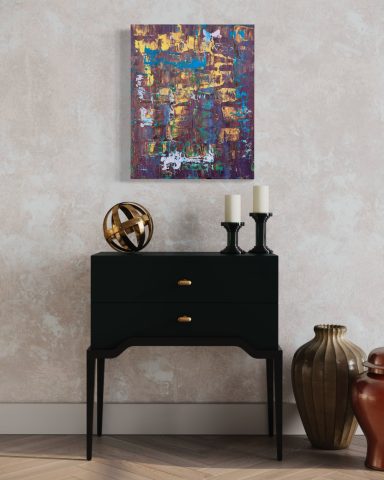 Schwarzer Nachtschrank mit goldenen Griffen, Vasen und Kerzen auf Tisch, farbenfrohes Kunstwerk im Hintergrund.