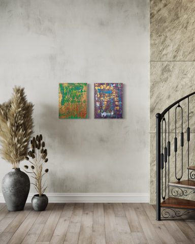 Zwei bunte Bilder an einer hellen Wand, mit Pflanzen und einer Treppe im Vordergrund.