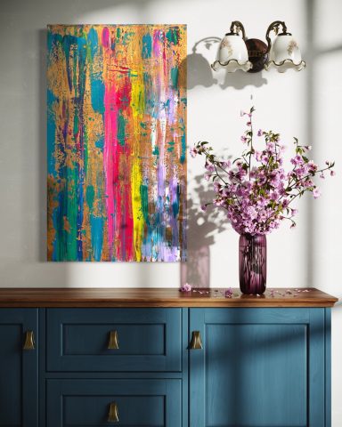 Bunte Malerei an der Wand über einer blauen Kommode mit einer Vase voller Blumen.