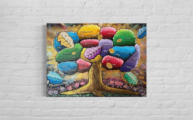 Bunt bemalter Baum mit farbigen Blättern und einem goldenen Stamm auf einem leuchtenden Hintergrund.