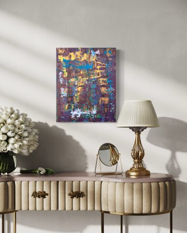 Abstrakte Kunst auf einer Wand, Tischlampe und gerahmter Spiegel auf einem eleganten Schreibtisch.