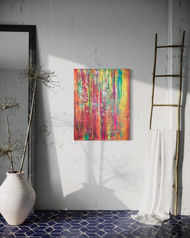 Bunte abstrakte Kunst auf einer Wand in einem minimalistischen Raum.