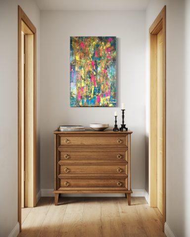 Holzkommode im Flur mit buntem Gemälde an der Wand und Kerzen auf der Ablage.
