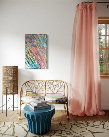 Ein heller Raum mit einem Rattan-Sofa, einem bunten Kunstwerk und einem rosa Vorhang.