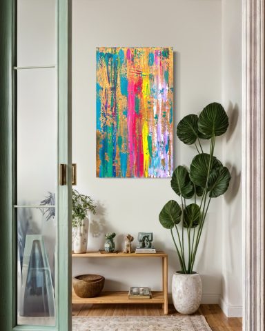 Bunte abstrakte Kunst an einer hellen Wand mit einer Pflanze und Dekoration im Raum.