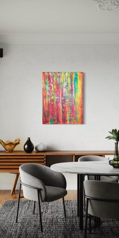 Bunter abstrakter Kunstwerk an einer hellen Wand in einem modernen Wohnraum.