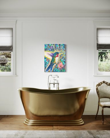 Elegante Badewanne in goldenem Design vor einem Kunstwerk und Fenster mit Aussicht.