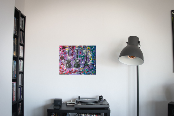 Bunte Wandkunst über einem Schallplattenspieler und einer Stehlampe in modernem Raum.