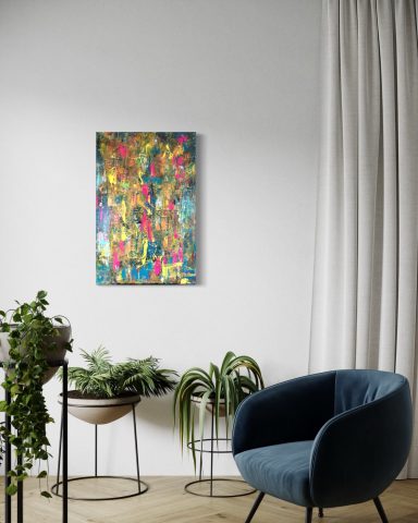 Buntes abstraktes Kunstwerk an der Wand über einem modernen Stuhl und Pflanzen.