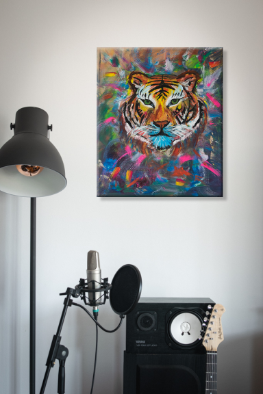 Bunte Tigerzeichnung an der Wand über einem Mikrofon und Lautsprecher.
