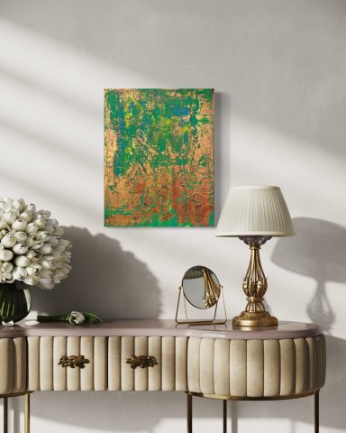 Moderne Innenraumansicht mit einer grünen und goldenen Wandkunst sowie einer Lampe.
