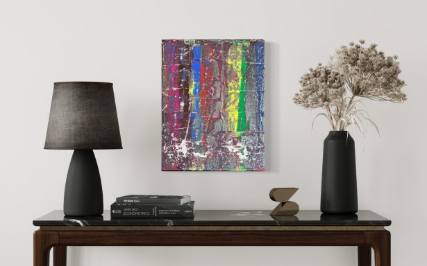 Moderne Kunst an einer Wand über einem Tisch mit Lampe und dekorativen Vasen.