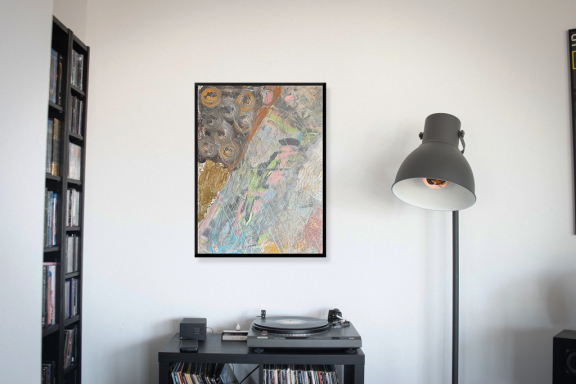 Wandbild mit bunten Mustern, Plattenspieler und Stehlampe in modernem Raum.
