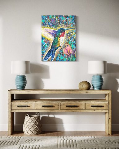 Holztisch mit Schubladen, zwei Lampen und einem bunten Vogelbild an der Wand.